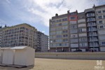 Perfect onderhouden en deels gerenoveerd appartement met PANORAMISCH FRONTAAL ZEEZICHT. Dit gemeubeld appartement op de 7de verd. van een vernieuwde residentie op het rustige stuk van de zeedijk, biedt u: een mooie woonkamer met terras, ingerichte keukenhoek, inkomhall, afzonderlijk toilet, badkamer met douche, 2 ruime slaapkamers, individuele centrale verwarming op gas en private berging in de kelderverdieping. In de residentie Mozart werd in de afgelopen jaren grondige renovatiewerken uitgevoerd: o.a. gevel, terrassen, dak, inkomhall, ... werden vernieuwd. Een mooi zeedijk-aanbod met goede verhuurmogelijkheden! (18/053)
